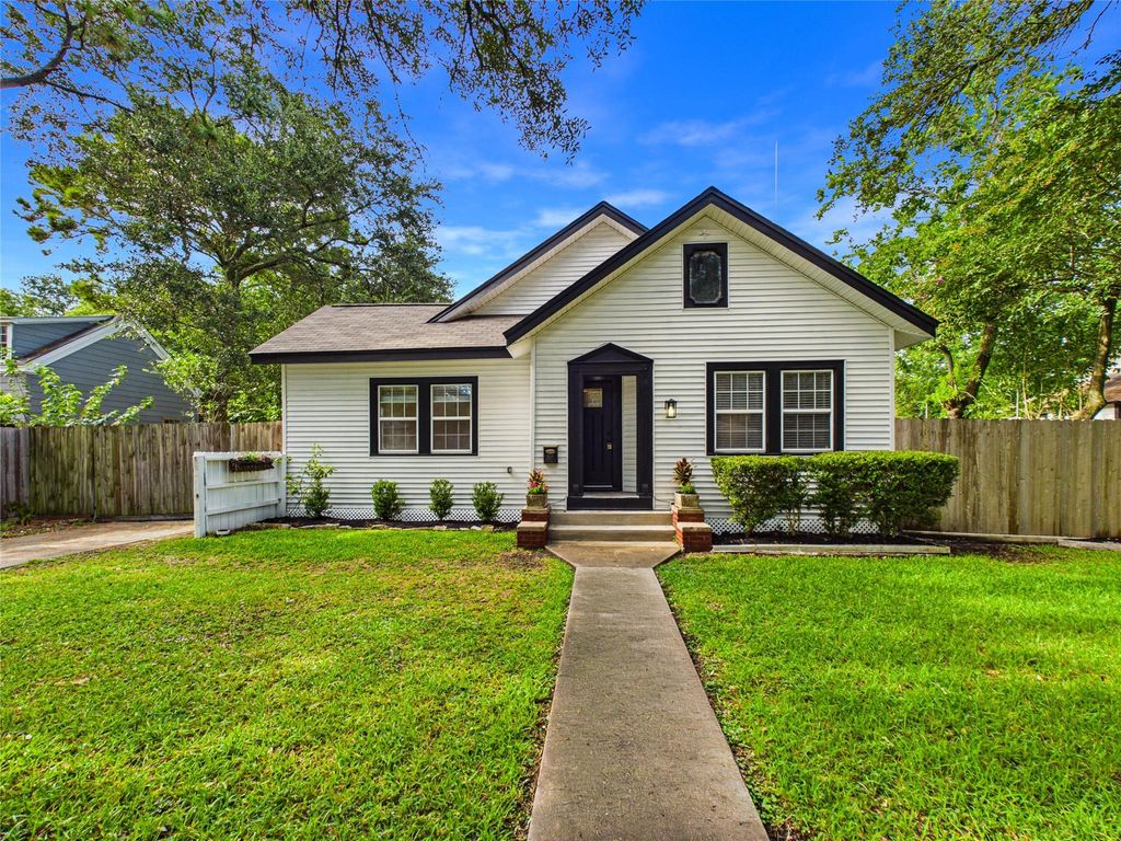 24 11th Avenue N, Texas City, TX 77590