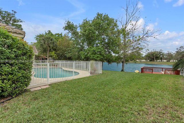 4927 NW 67th Ave, Lauderhill, FL 33319