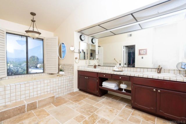 2233 Cortina Circle, Escondido, CA 92029