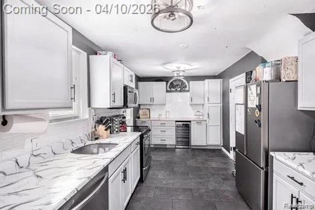 371 Hillcliff Drive, Waterford Charter Township, MI 48328