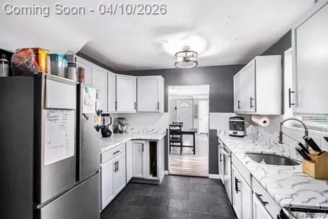 371 Hillcliff Drive, Waterford Charter Township, MI 48328