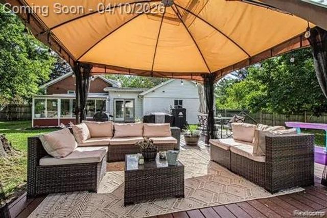 371 Hillcliff Drive, Waterford Charter Township, MI 48328