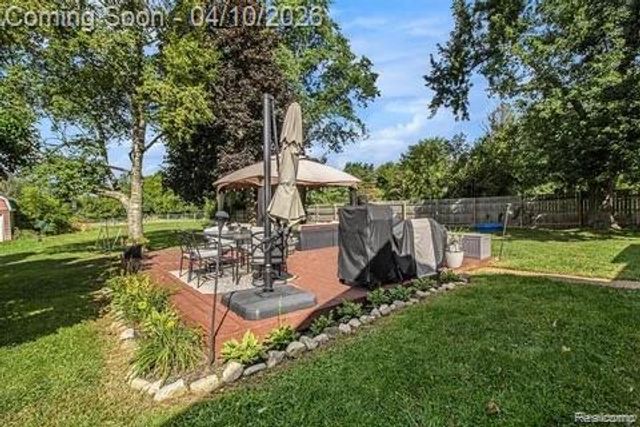 371 Hillcliff Drive, Waterford Charter Township, MI 48328