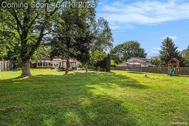 371 Hillcliff Drive, Waterford Charter Township, MI 48328