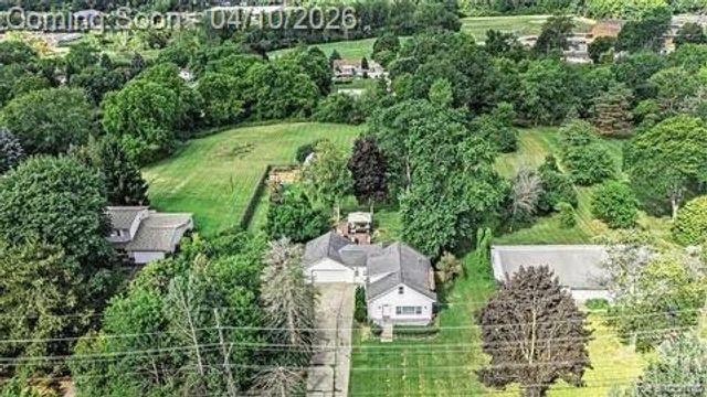 371 Hillcliff Drive, Waterford Charter Township, MI 48328