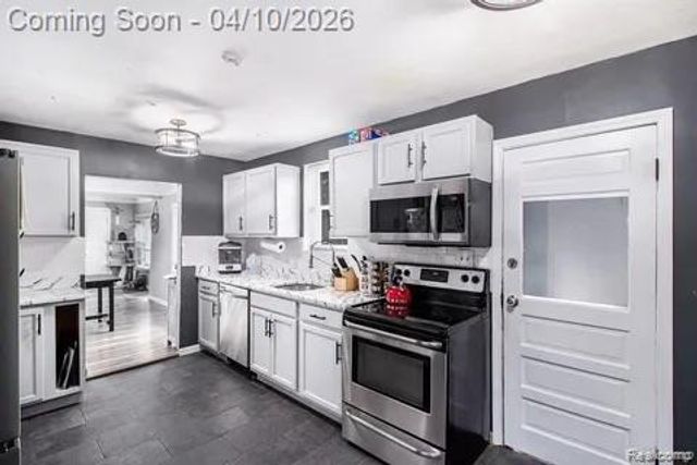 371 Hillcliff Drive, Waterford Charter Township, MI 48328