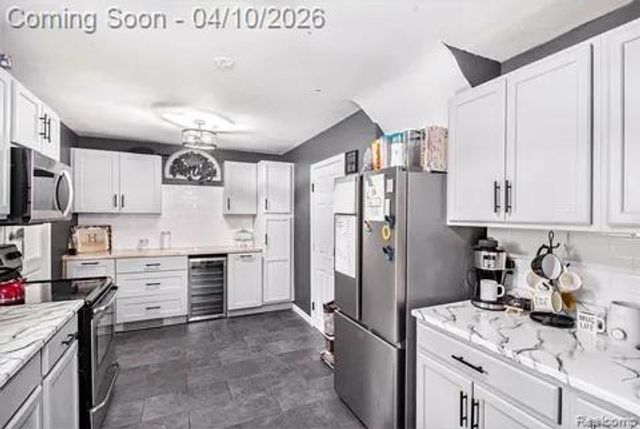 371 Hillcliff Drive, Waterford Charter Township, MI 48328