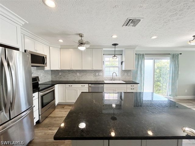 122 Leawood CIR, Naples, FL 34104