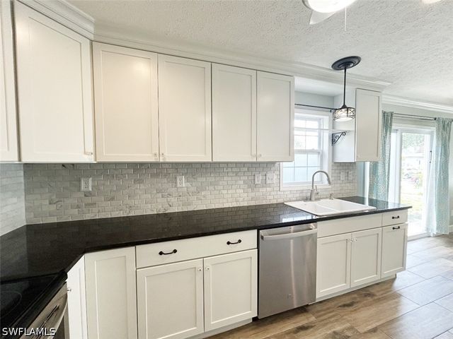 122 Leawood CIR, Naples, FL 34104