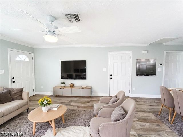 122 Leawood CIR, Naples, FL 34104