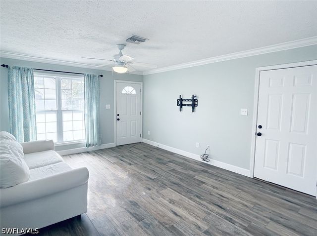 122 Leawood CIR, Naples, FL 34104