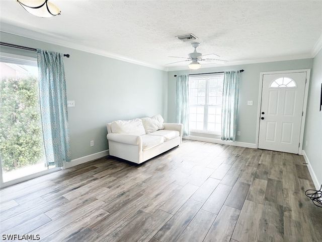 122 Leawood CIR, Naples, FL 34104