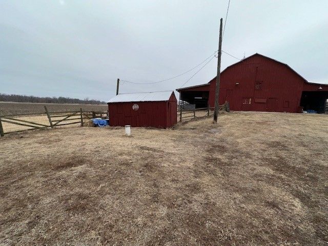 3011 Black Hawk Ave, Oxford, IA 52322