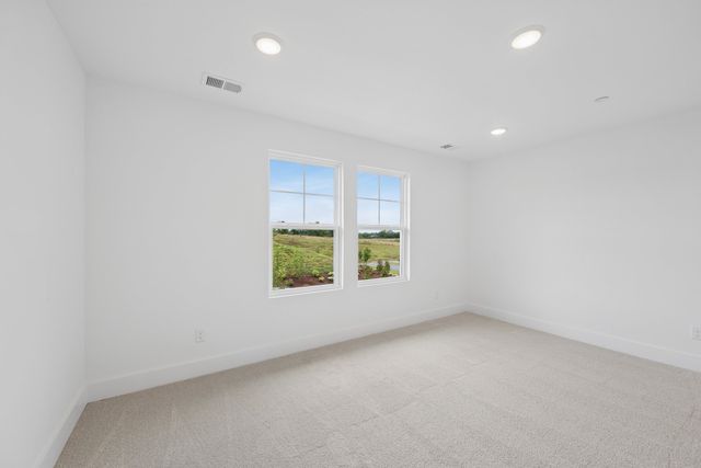2601 Peaceful Valley Dr, Columbia, TN 38401