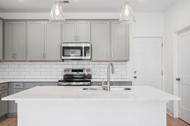 2601 Peaceful Valley Dr, Columbia, TN 38401