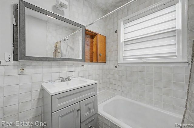 6128 Yinger Avenue, Dearborn, MI 48126