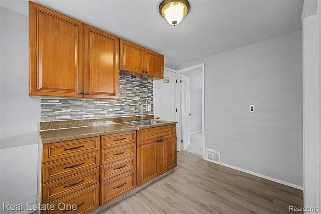 6128 Yinger Avenue, Dearborn, MI 48126
