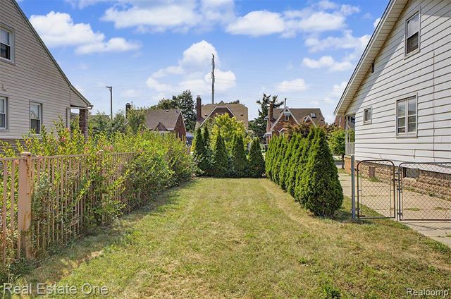 6128 Yinger Avenue, Dearborn, MI 48126