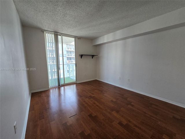 5085 NW 7th St 1506, Miami, FL 33126