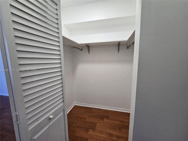 5085 NW 7th St 1506, Miami, FL 33126