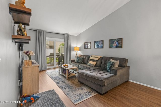 8 Fern Court, Tinton Falls, NJ 07724