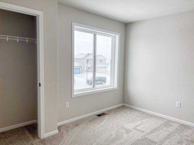 6722 Meadow View Drive S, Fargo, ND 58104