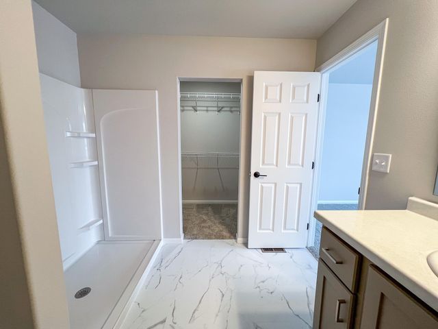 6722 Meadow View Drive S, Fargo, ND 58104