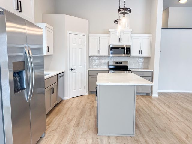 6722 Meadow View Drive S, Fargo, ND 58104