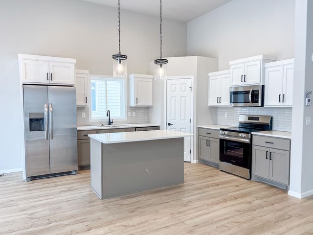 6722 Meadow View Drive S, Fargo, ND 58104