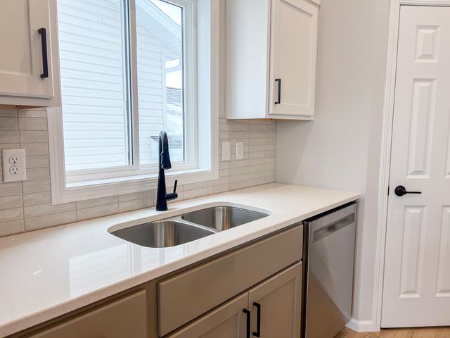 6722 Meadow View Drive S, Fargo, ND 58104