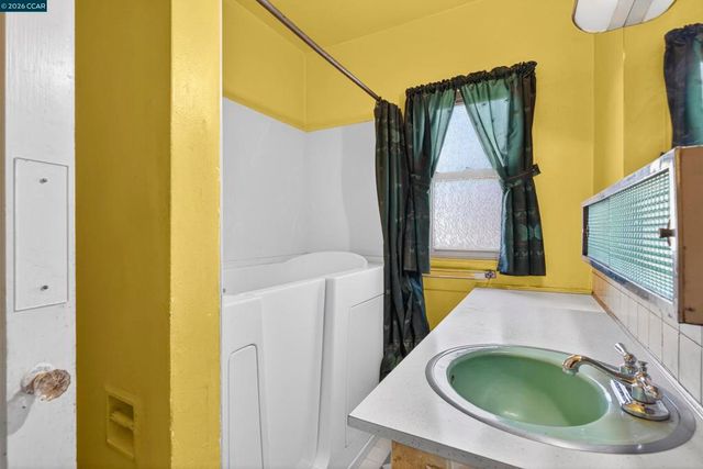 5526 Carl Ave, Richmond, CA 94804