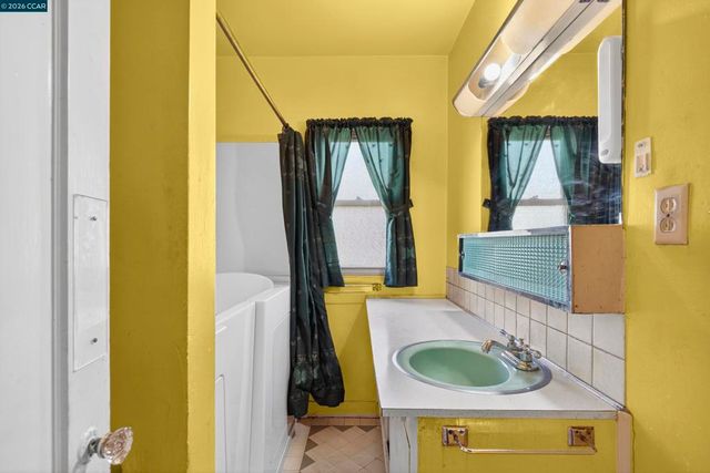 5526 Carl Ave, Richmond, CA 94804