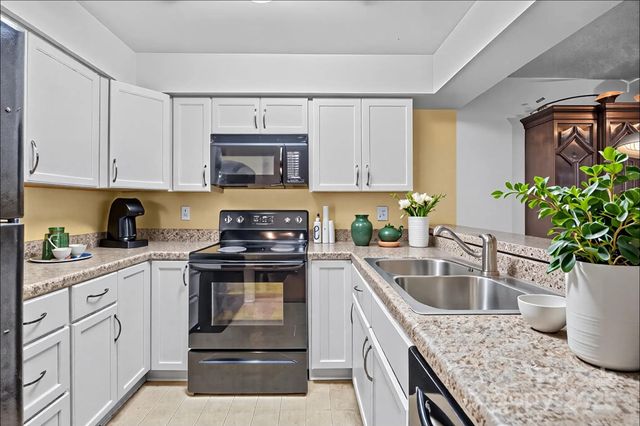 1832 J Julian Lane D, Charlotte, NC 28208