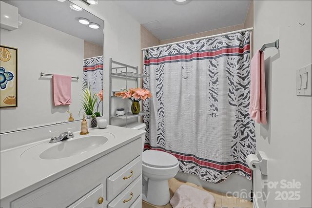 1832 J Julian Lane D, Charlotte, NC 28208