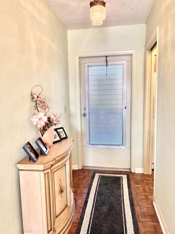 231 E Lantana Road 202, Lantana, FL 33462