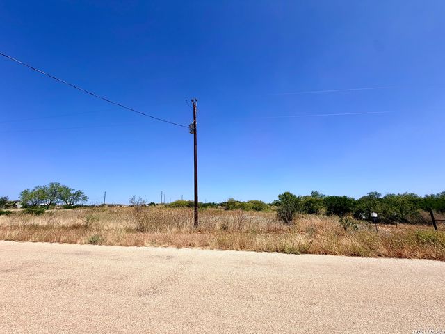 102 County Road 2665, Devine, TX 78016
