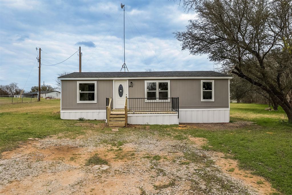 945 Walnut Street, Reno, TX 76020