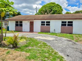 1216 Giller Avenue, Mangonia Park, FL 33407