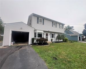 42 Locust Glen Drive, Cranston, RI 02921