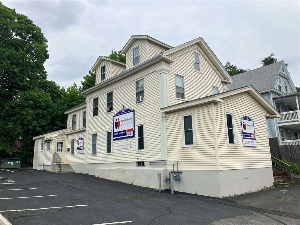 227 Russell St, Worcester, MA 01602
