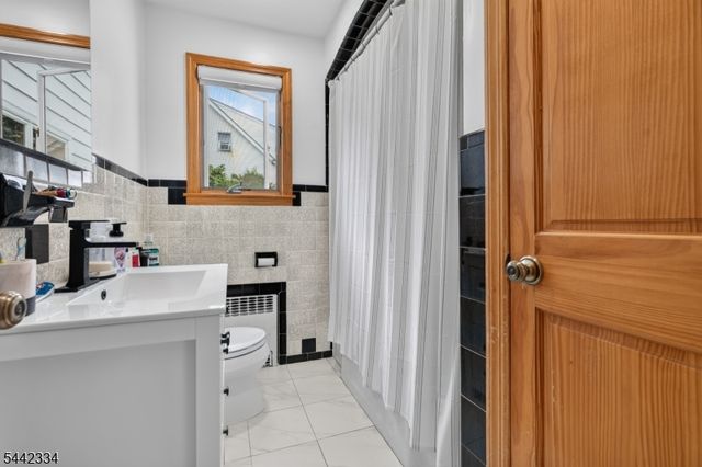 4 Howard Ave, Clifton City, NJ 07013