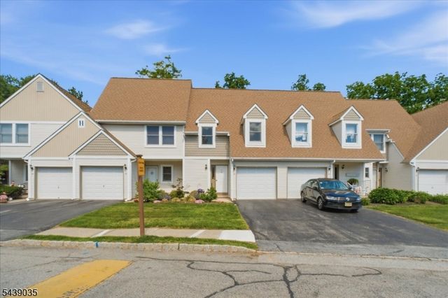 17 Heritage Ln, Hamburg Boro, NJ 07419