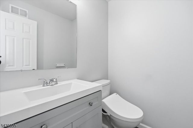 17 Heritage Ln, Hamburg Boro, NJ 07419
