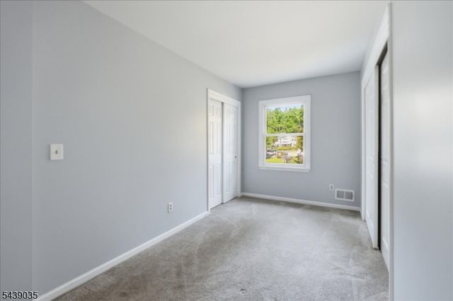 17 Heritage Ln, Hamburg Boro, NJ 07419