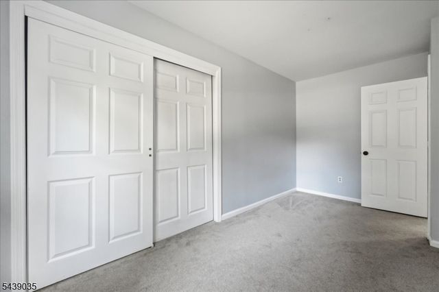 17 Heritage Ln, Hamburg Boro, NJ 07419