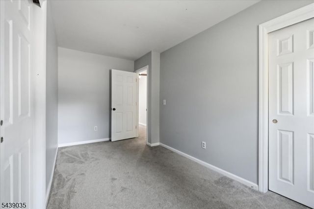 17 Heritage Ln, Hamburg Boro, NJ 07419