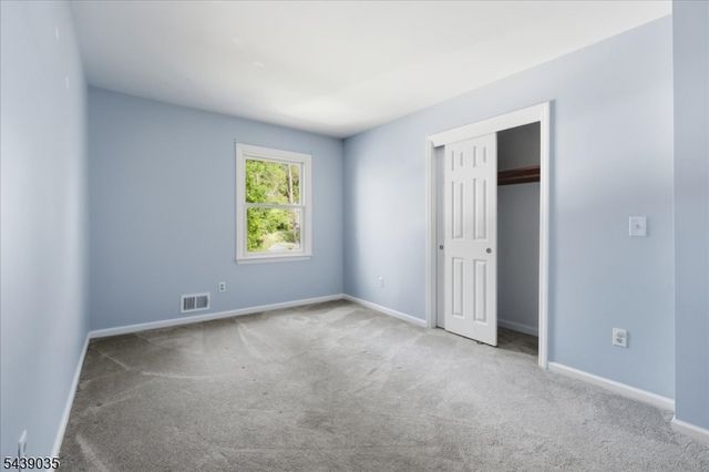 17 Heritage Ln, Hamburg Boro, NJ 07419