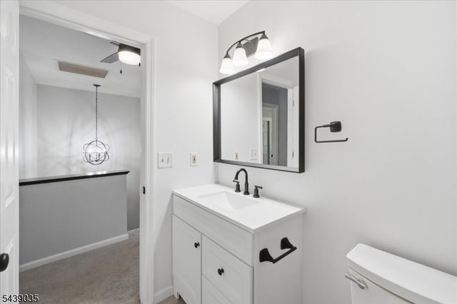 17 Heritage Ln, Hamburg Boro, NJ 07419