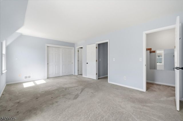 17 Heritage Ln, Hamburg Boro, NJ 07419
