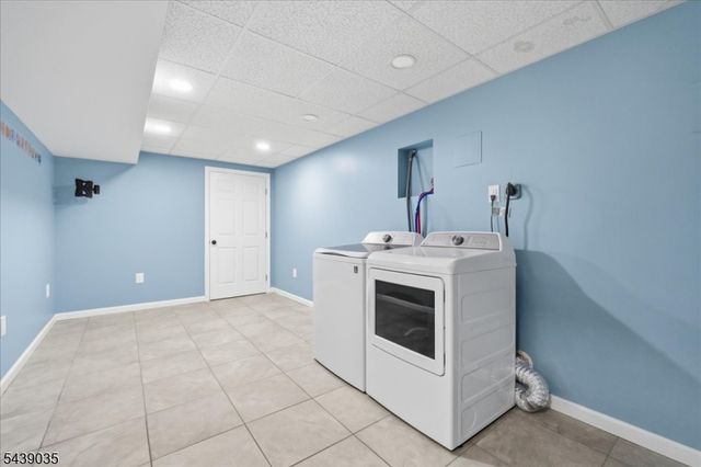 17 Heritage Ln, Hamburg Boro, NJ 07419
